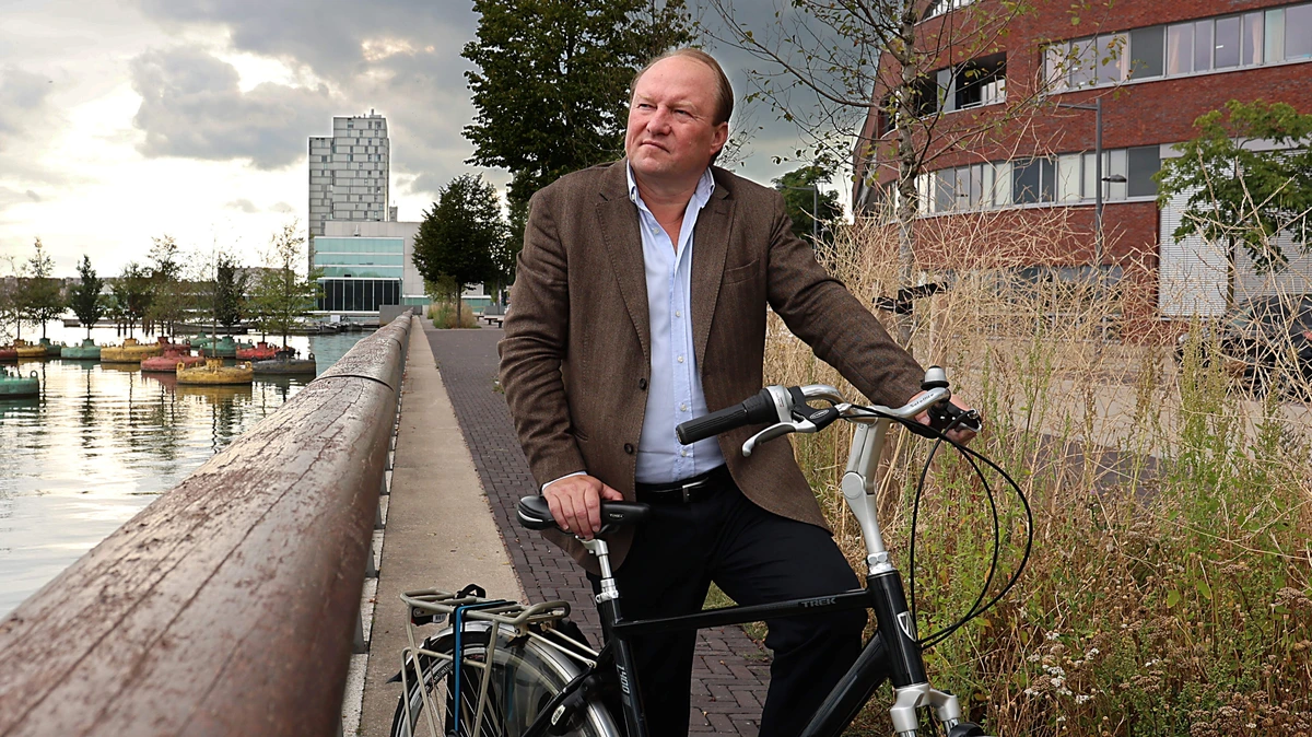 Burgemeester is apetrots op halve eeuw Almere: ’Ik wil eigenlijk iedereen uitnodigen om hier gewoon eens een kijkje te komen nemen’