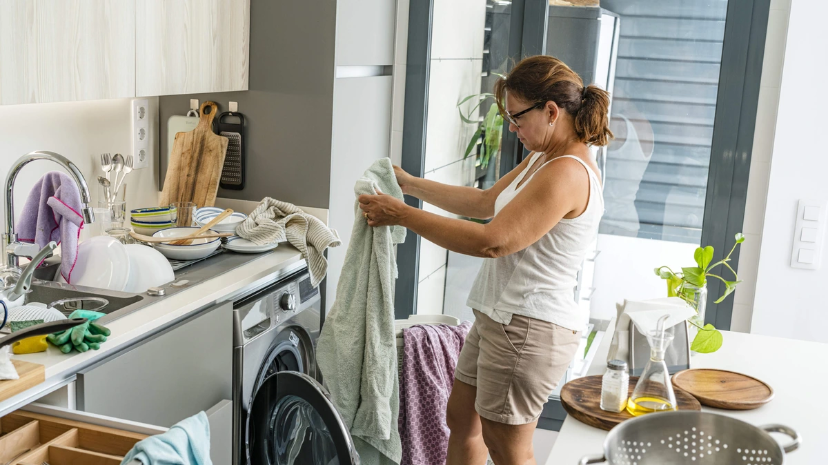 Zoveel uur per week besteden vrouwen meer aan het huishouden dan mannen: ’Oplossing ligt in de handen van vrouwen zelf’