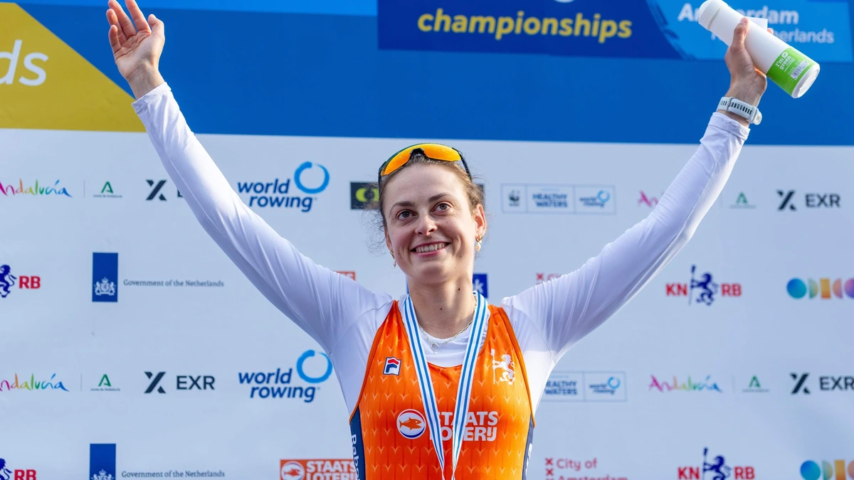 Emotionele Femke van de Vliet pakt in lichte skiff brons op WK in eigen land: ’Ik weet niet wat ik moet denken’