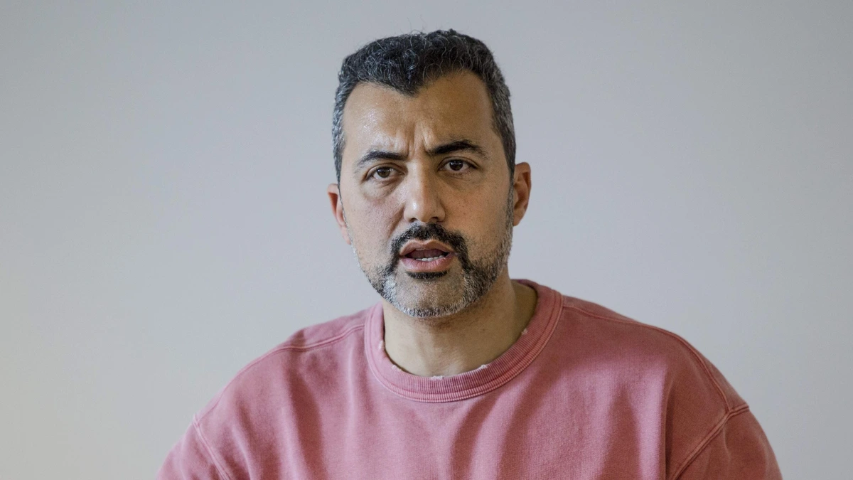 Optreden van Özcan ’Eus’ Akyol als dj binnen halfuur onderbroken door boa’s: ’Heel kinderachtig, we waren niemand tot last’