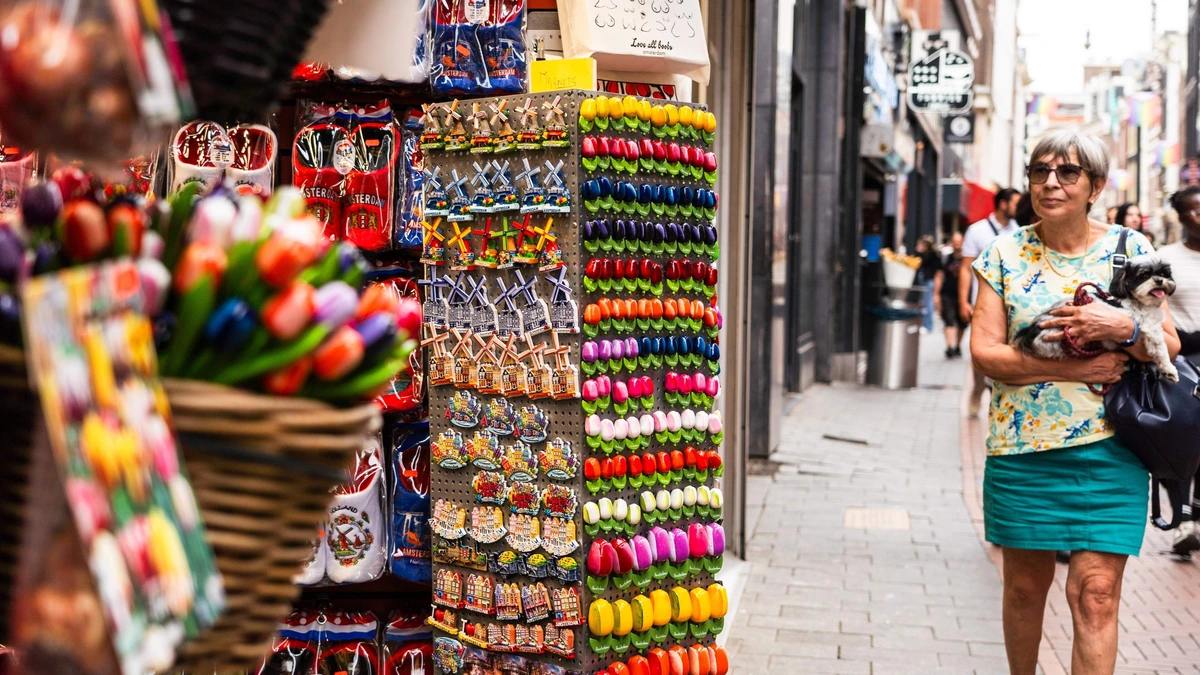 Amsterdam grijpt in bij souvenirwinkels om ’signalen van criminele activiteiten’: ’Aantonen dat alles in orde is’