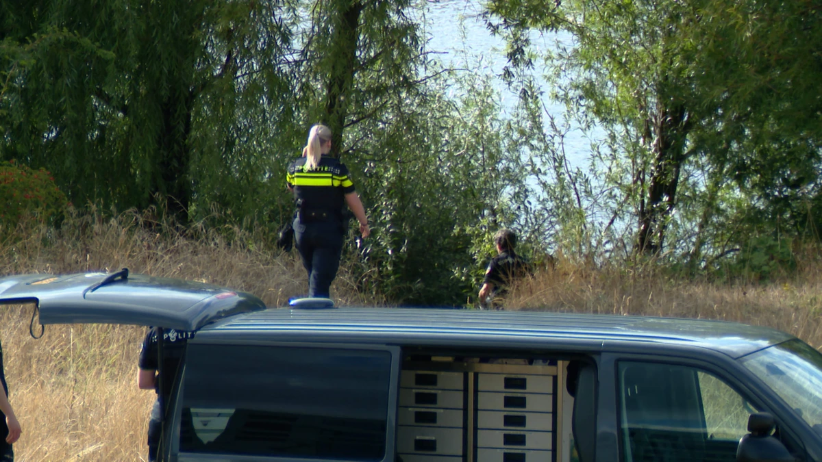 Overleden vrouw gevonden bij de Maas in Venlo, politie gaat uit van misdrijf