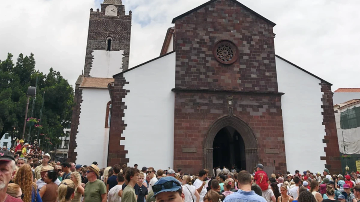 Duizenden fans druipen teleurgesteld af: bruidspaar bij kathedraal in Funchal blijkt niet Cristiano Ronaldo en Georgina Rodríguez