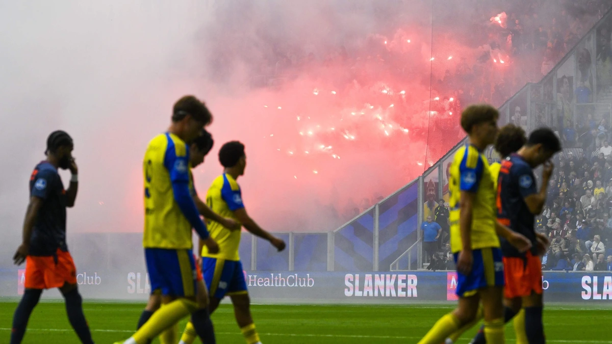 LIVE Eredivisie | Cambuur-fans geraakt door vuurwerk uit uitvak, maar Feyenoord leidt