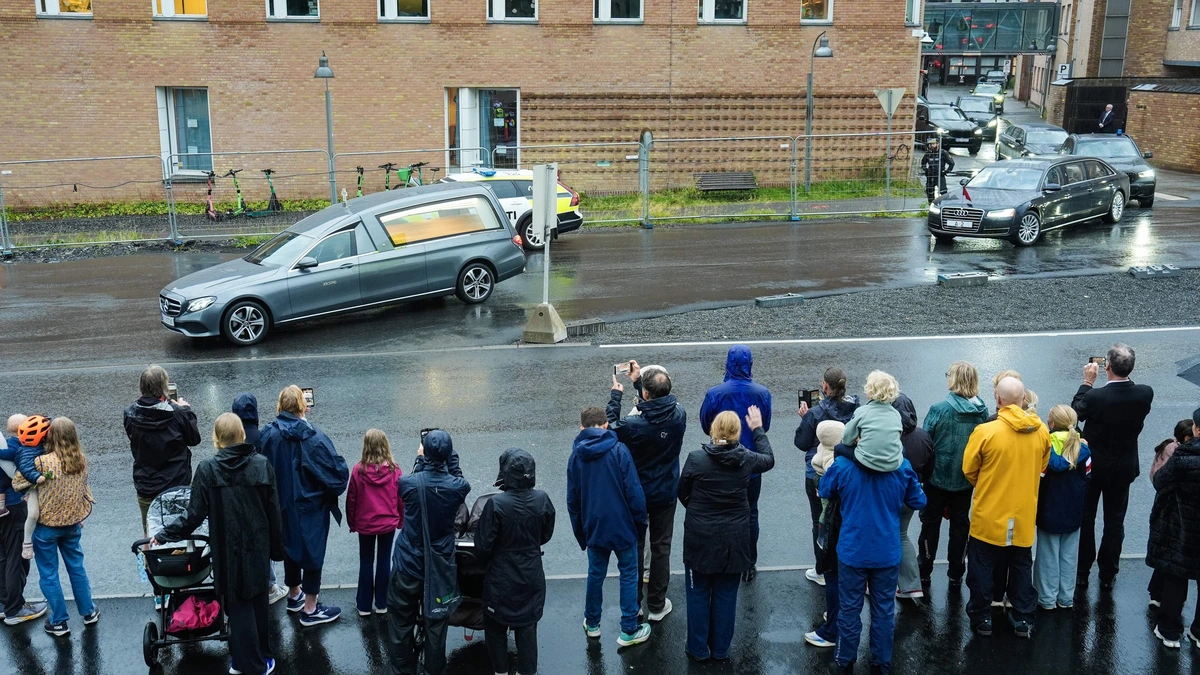 Kist met lichaam koning Harald aangekomen op paleis in Oslo