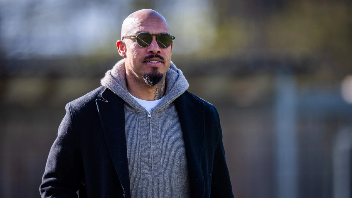 ’Ik kijk met stijgende verbazing naar Nigel de Jong, je kan toch wel normaal praten?’