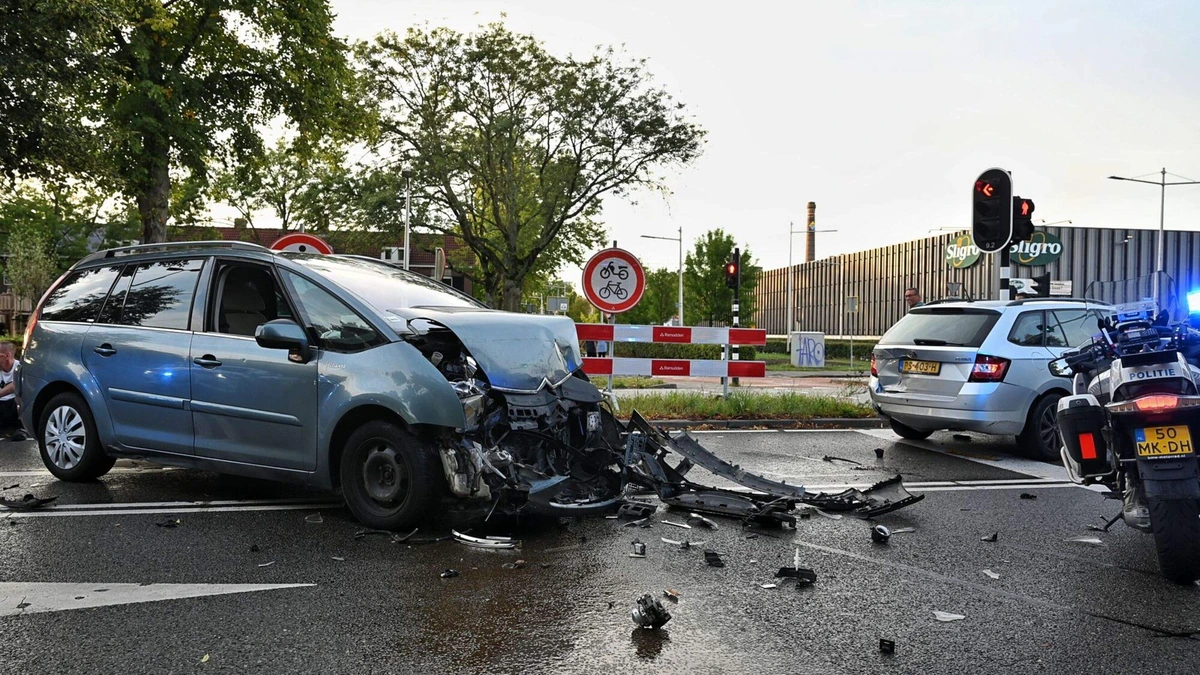 Vluchtende Tilburger (39) zonder rijbewijs ramt meerdere auto's