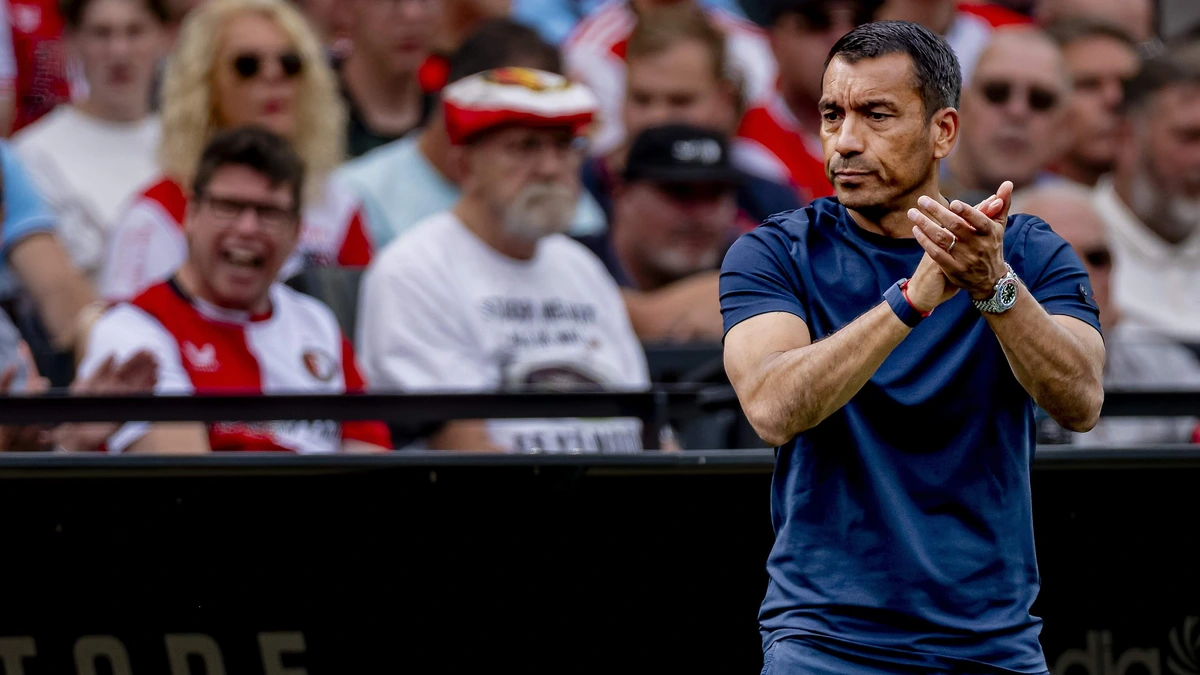 Van Bronckhorst wijt verval Feyenoord na uur niet aan fitheid: ’Maar gingen dingen niet goed’