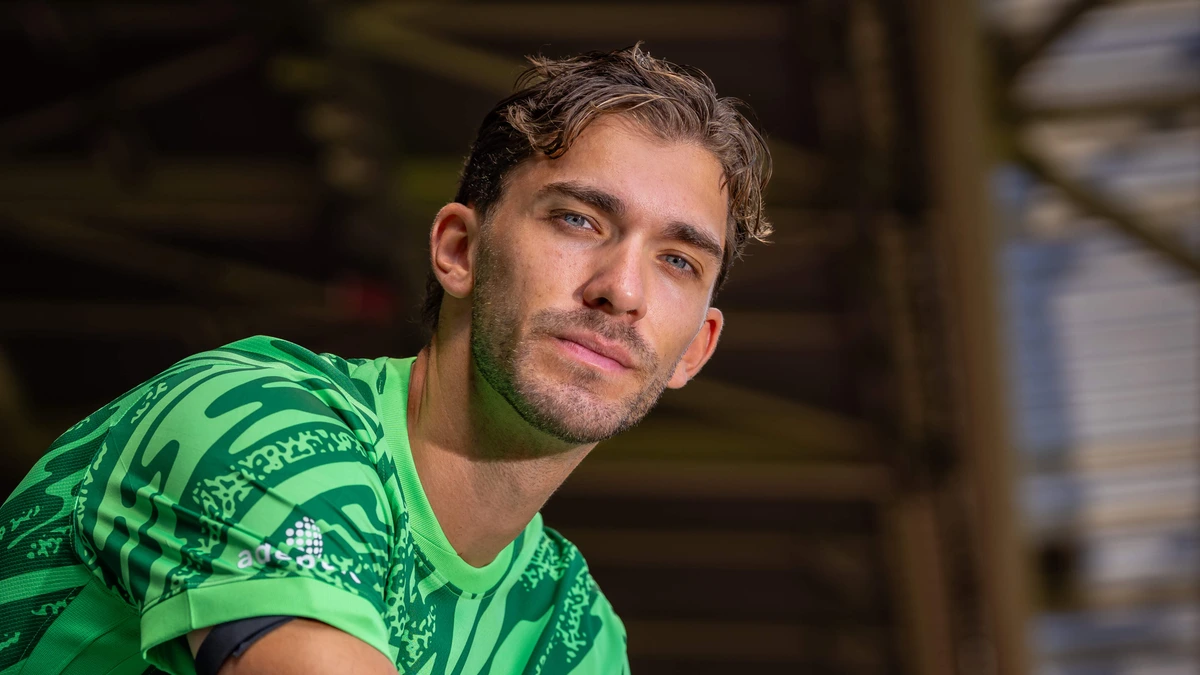 AZ-doelman Jari De Busser (26) moet zijn vrienden pijn doen om koppositie te behouden: ’Je weet dat deze wedstrijd een keer komt’