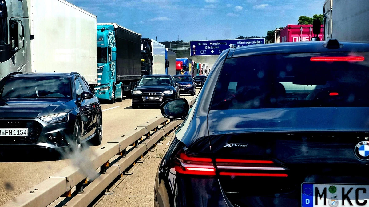 Vakantieverkeer in Duitsland geraakt,  vrachtwagens mogen vanwege droogte tijdelijk op zondag de weg op