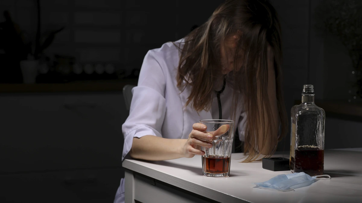 Huisarts moet per direct stoppen vanwege alcoholverslaving: ’Euthanasie ging niet door, omdat de dokter met een fles wijn in de auto zat’