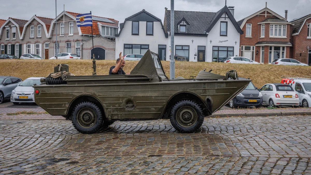 Bob (70) verhuisde speciaal van Brabant naar Zeeland voor zijn amfibievoertuig: ’Het is een matige auto en nog slechtere boot, maar ik doe hem nooit weg’
