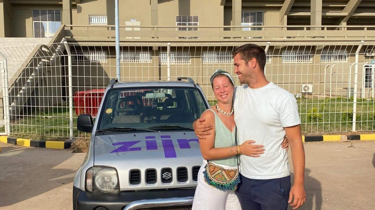 Feline (27) en Jesse (28) reden met oude Suzuki naar Gambia: ’Vlakbij een natuurbrand wilde hij niet starten’