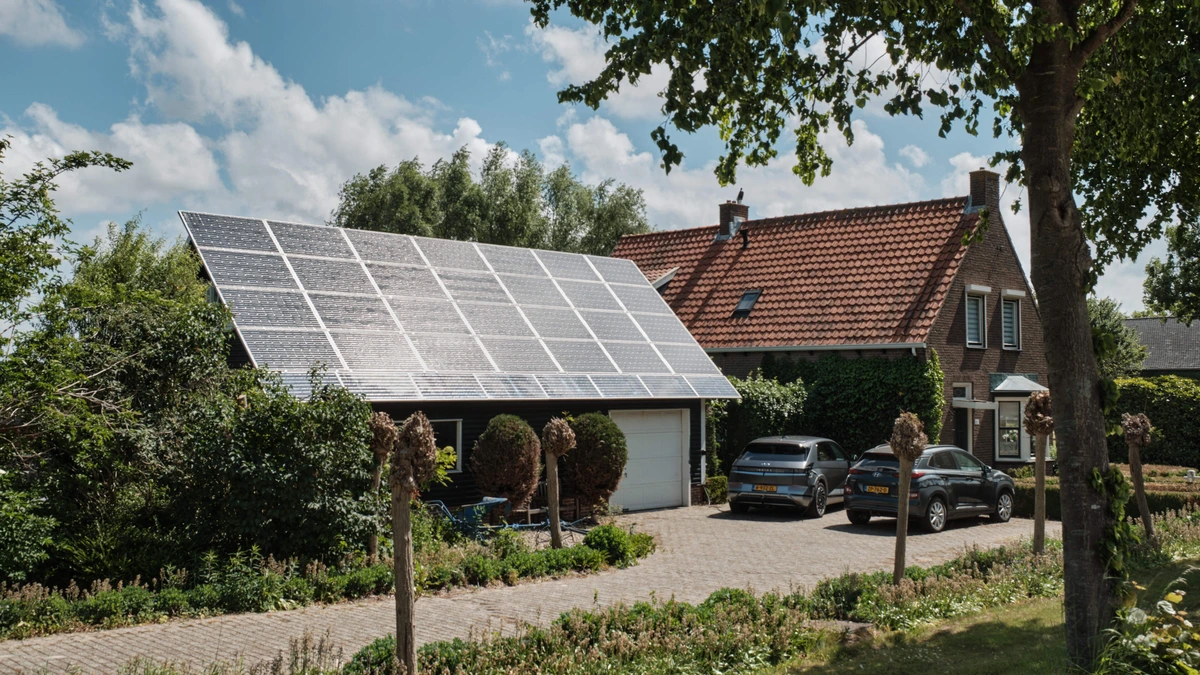 Zonnepanelen mogen ondanks overlast voor buurman blijven, belang van eigenaar gasloos huis weegt zwaarder