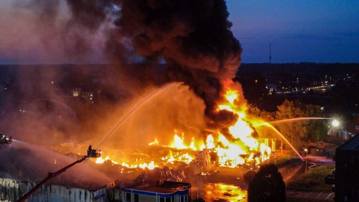 Twee panden verwoest bij grote brand in Winterswijk