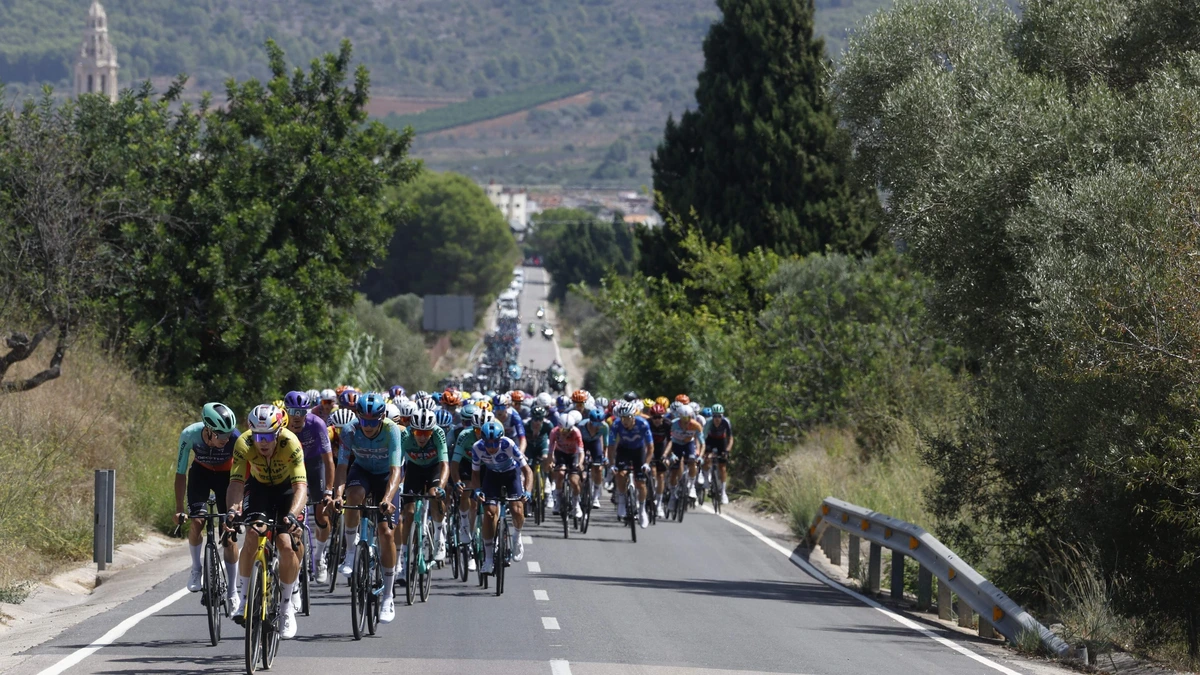 LIVE Vuelta | Grote kopgroep met Leemreize en Van Aert krijgt weinig ruimte, slaat Pogacar toe in zware gravelklim?