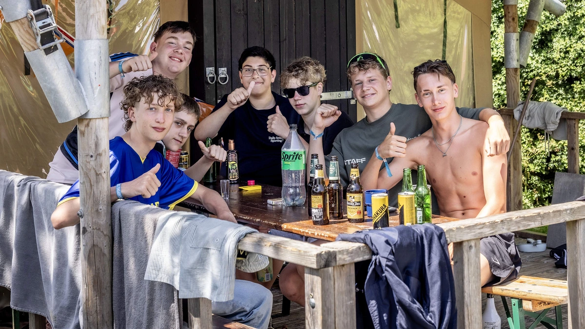 Jongeren voor het eerst zonder ouders op vakantie: ’Twaalf kratten bier en we zijn met z’n zevenen, dus wij zijn best verstandig bezig’