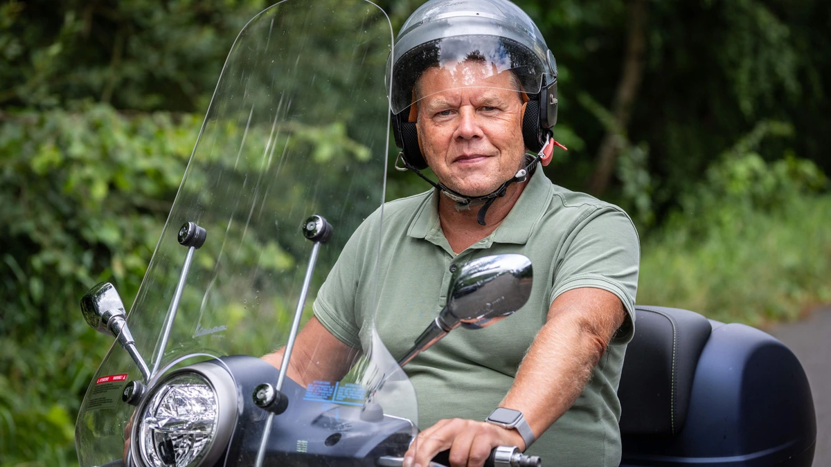 Herman (62) heeft drie auto’s, maar rijdt alleen op zijn Vespa: ’Voor de koudste maanden heb ik een beenkleed’