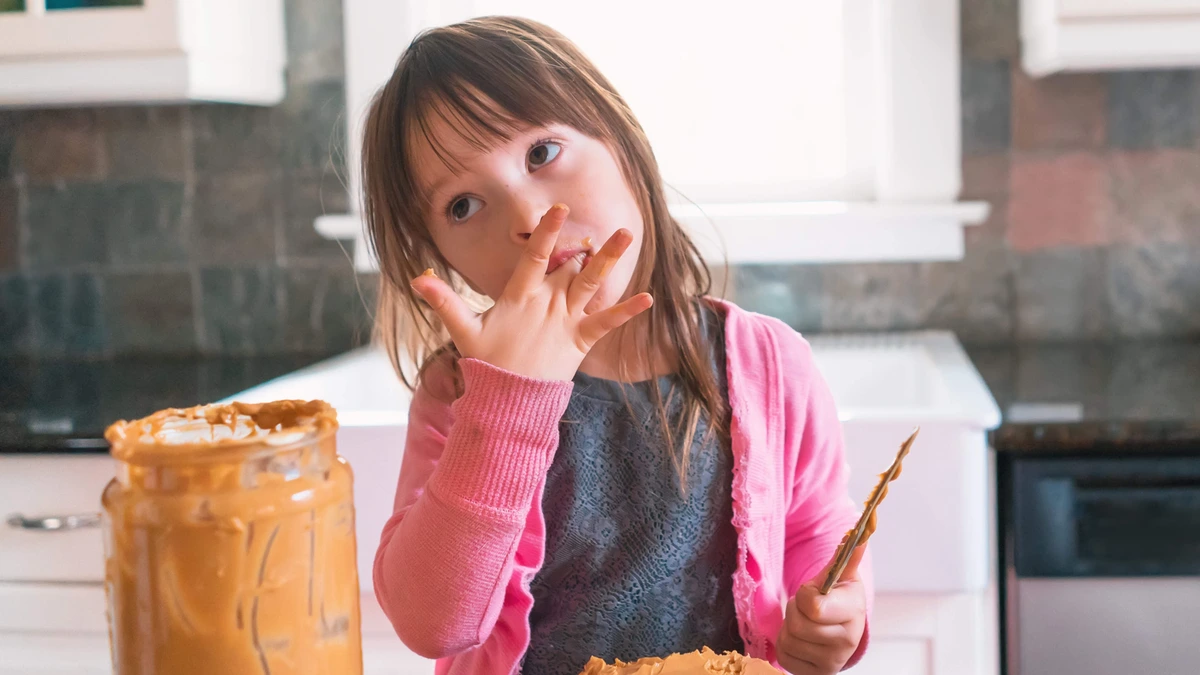 Praat mee: Vind jij het begrijpelijk dat een school pindakaas op brood verbiedt vanwege allergieën?