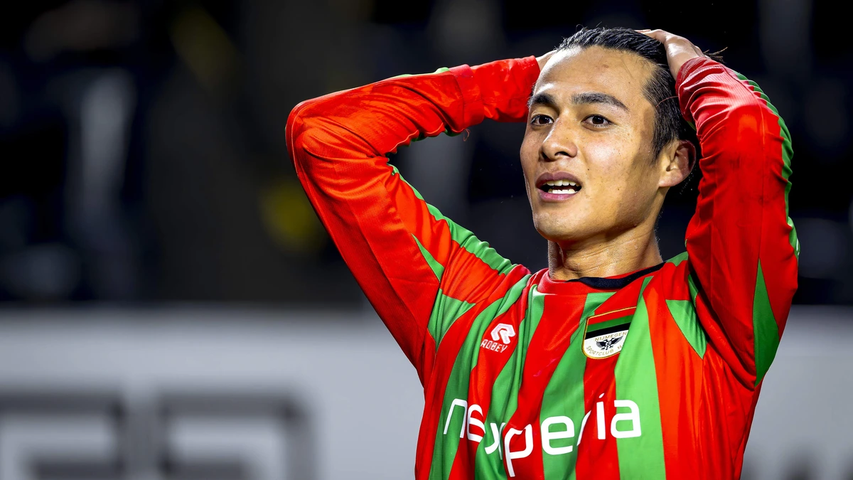 Kodai Sano verlaat hotel NEC in Griekenland voor transfer naar PSV, ook Filip Kostic op weg naar Eindhoven