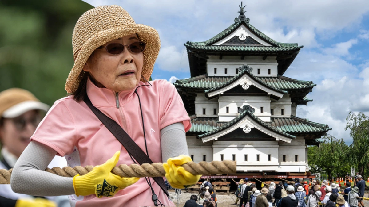 Bizar: 1800 Japanners verplaatsen een kasteel van 360.000 kilo