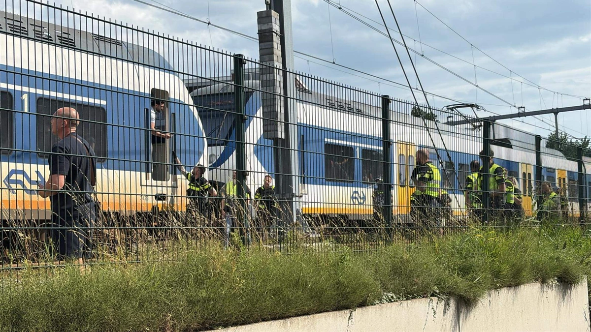 Vechtpartij met mes in sprinter, passagier trekt aan noodrem