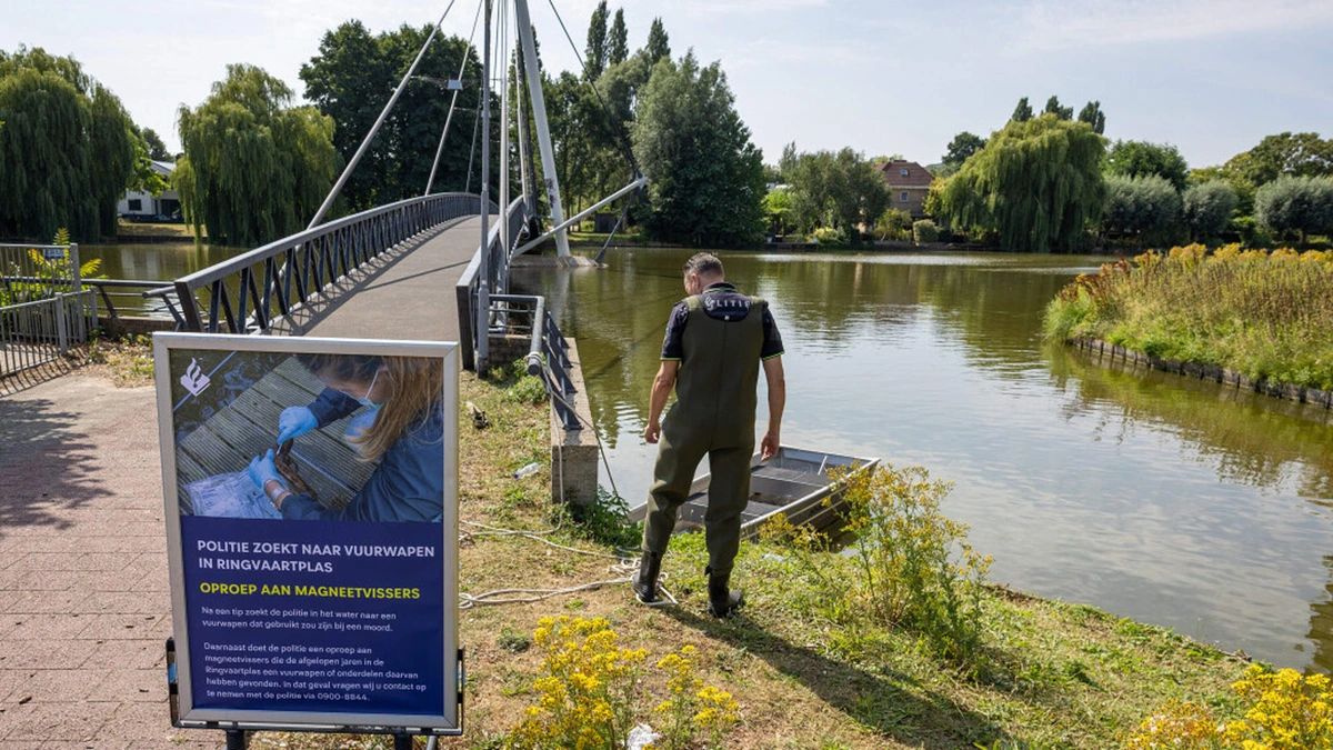 Politie zoekt in oude moordzaak naar wapen in Rotterdamse plas