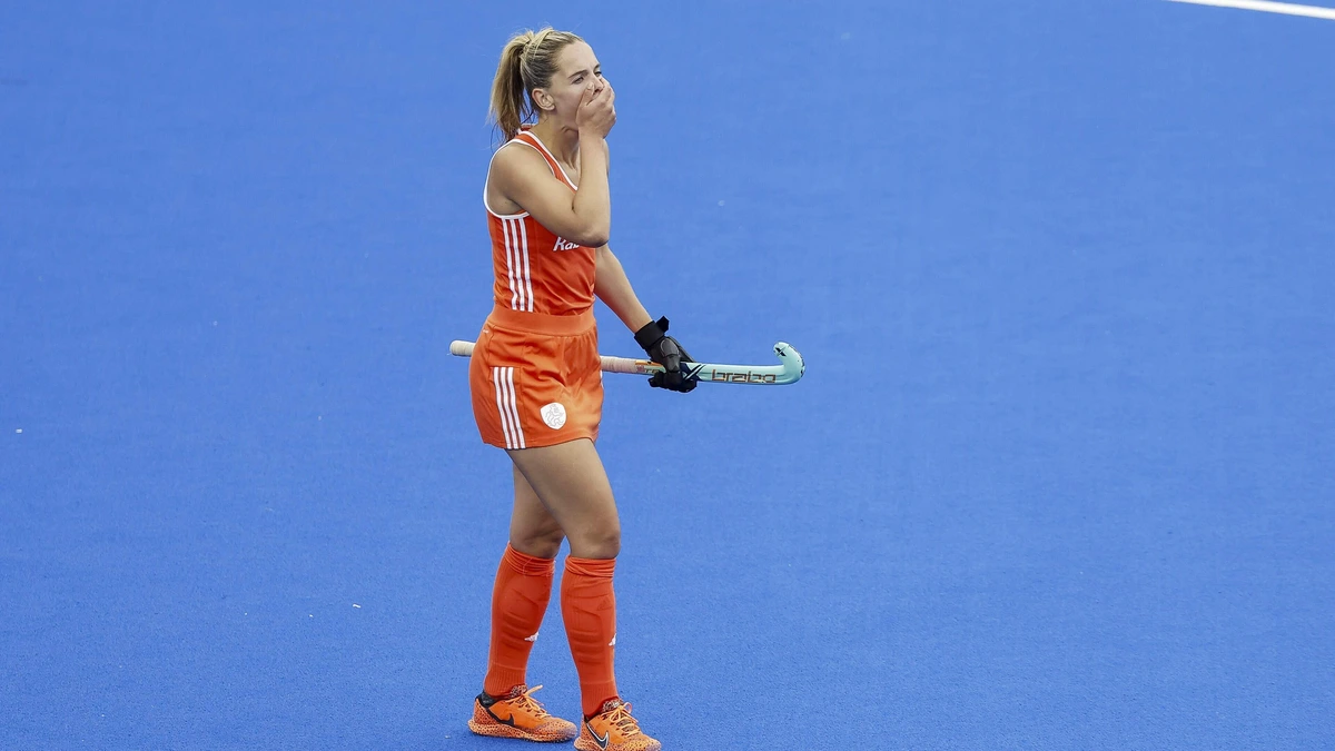 Pien Sanders denkt na gemiste shoot-out in WK-finale over beëindigen Oranje-carrière: ’Ik weet het even niet’