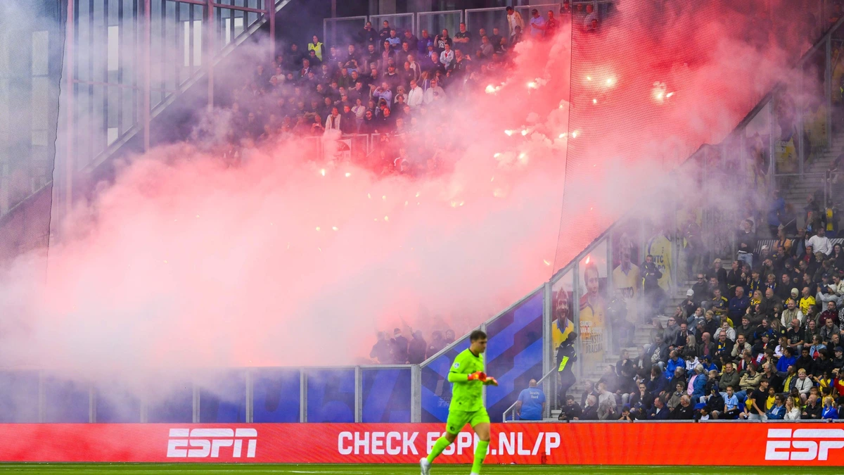 Feyenoord-supporters reageren vol afschuw op vuurwerkgooiende fans