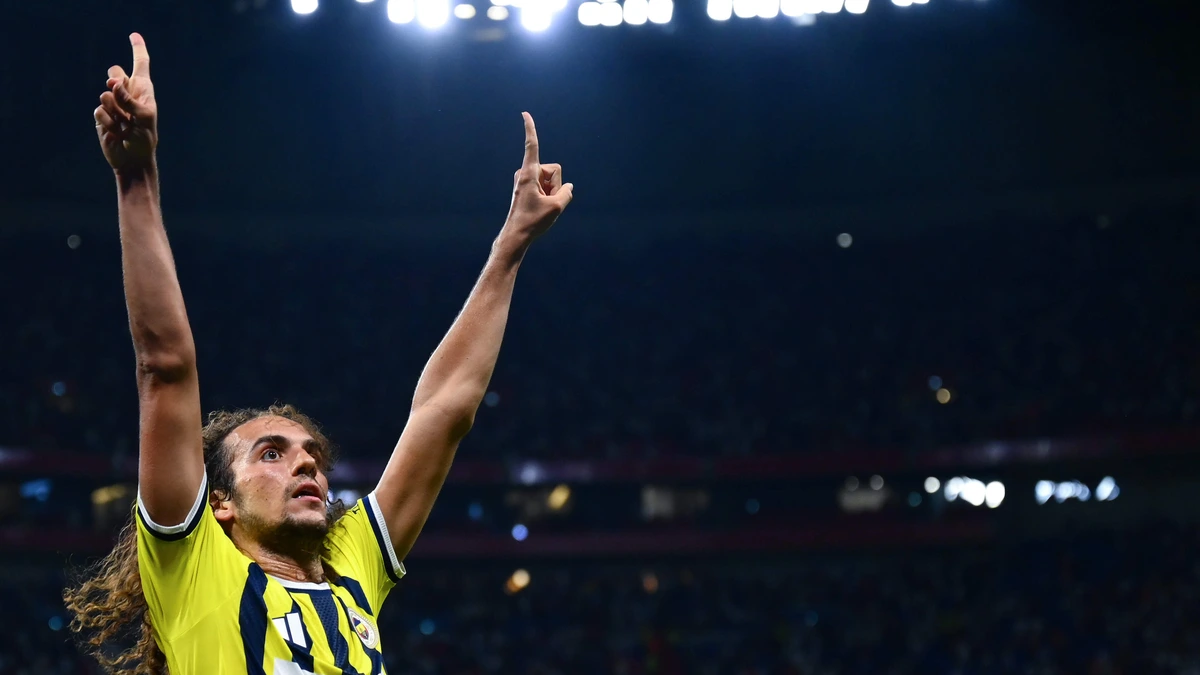 Woedende Lyon-fan valt Fenerbahçe-speler Mattéo Guendouzi aan bij spelerstunnel