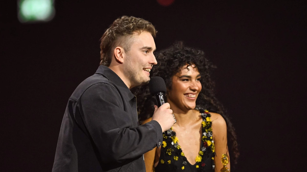 Olivia Dean haalt Sam Fender als verrassing op het podium na verbreken decenniaoud Brits hitrecord