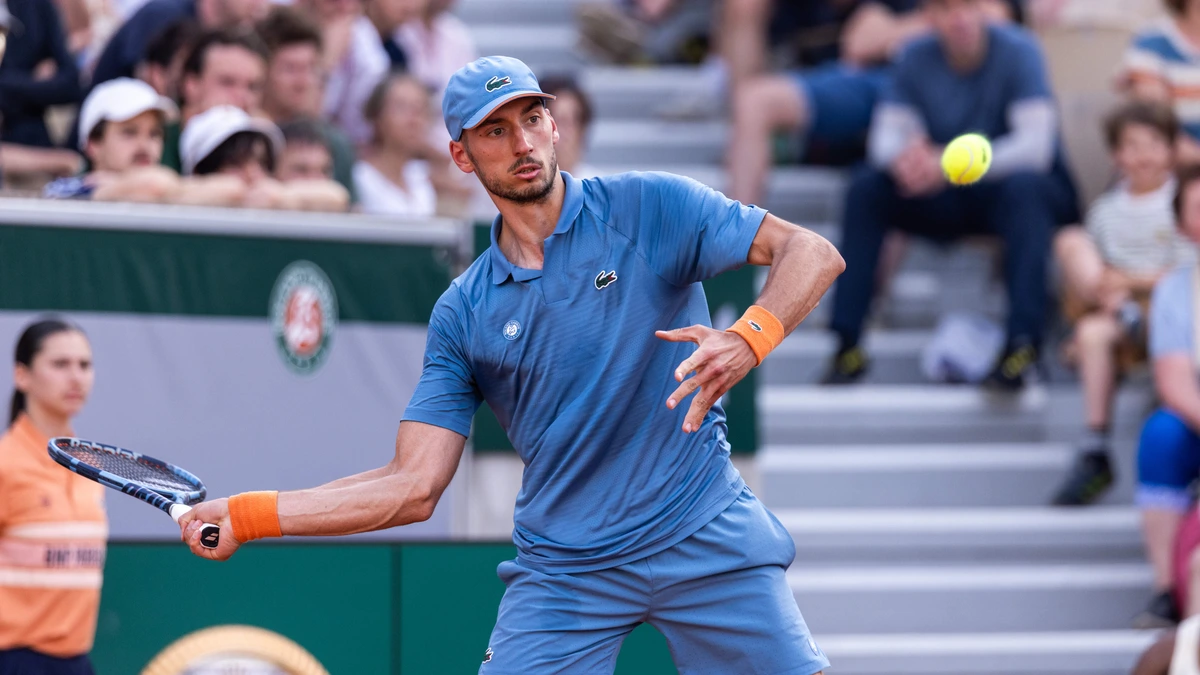 Een ’behind-back-hand’: Franse tennisser maakt geniaal punt in kwalificaties, Djokovic en Sabalenka al klaar in gemengd dubbelspel US Open