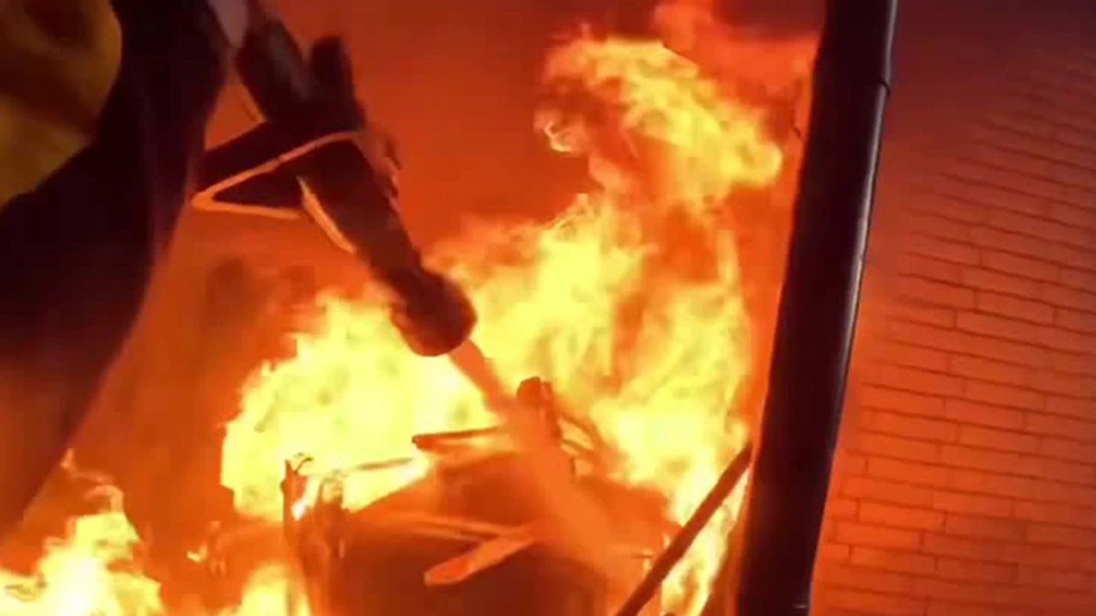 Bodycambeelden: brandweerman filmt strijd tegen oprukkende vuurzee