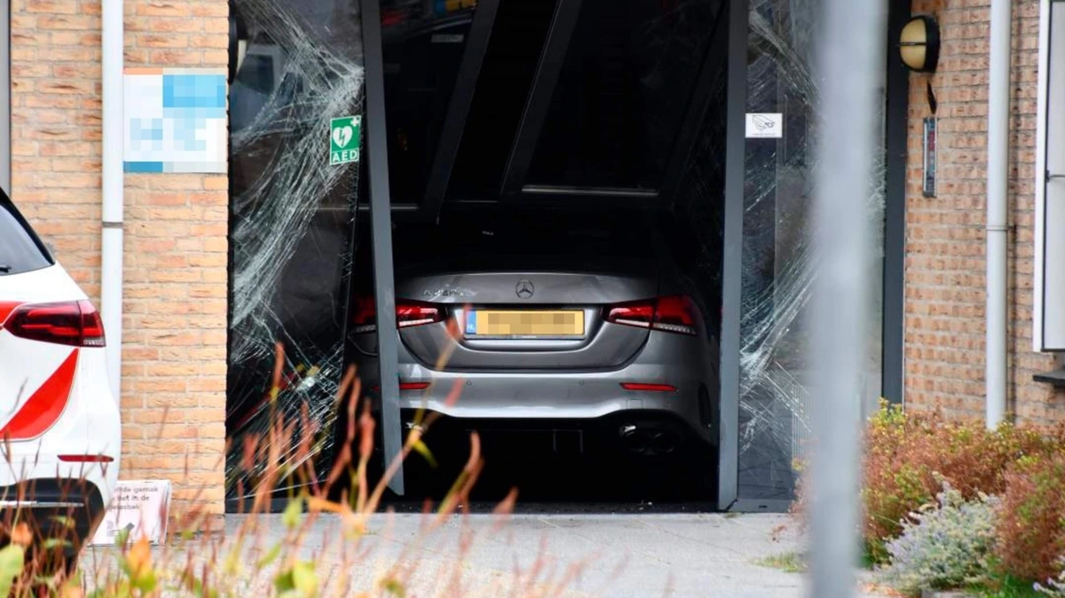 Auto rijdt dwars door glazen schuifdeur van ggz-kliniek in Zeeuws Kloetinge