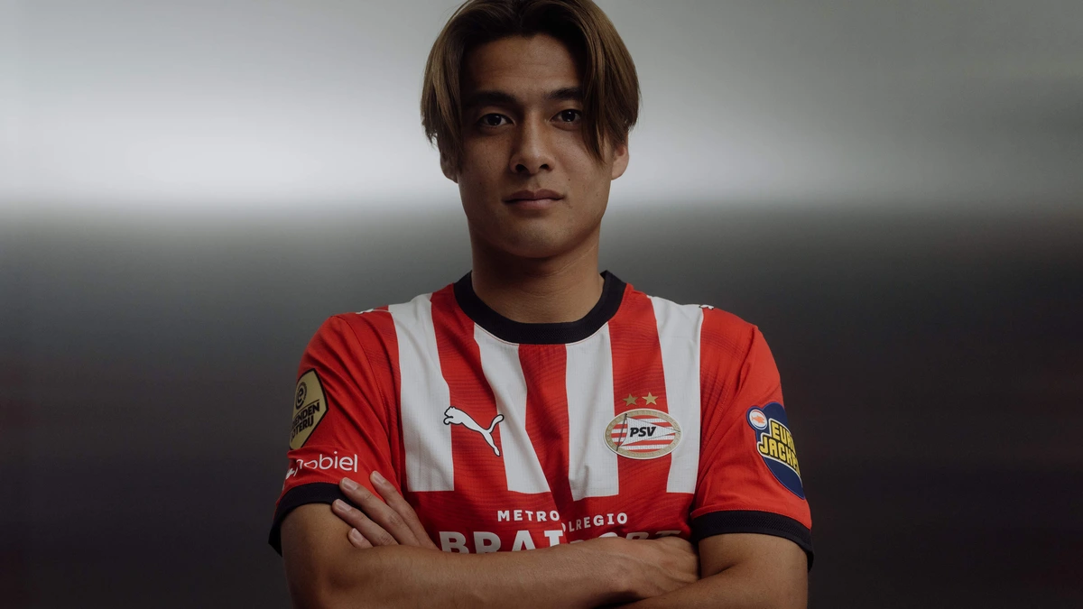 PSV verwelkomt Sano, Bosz praat paar woordjes Japans met hem