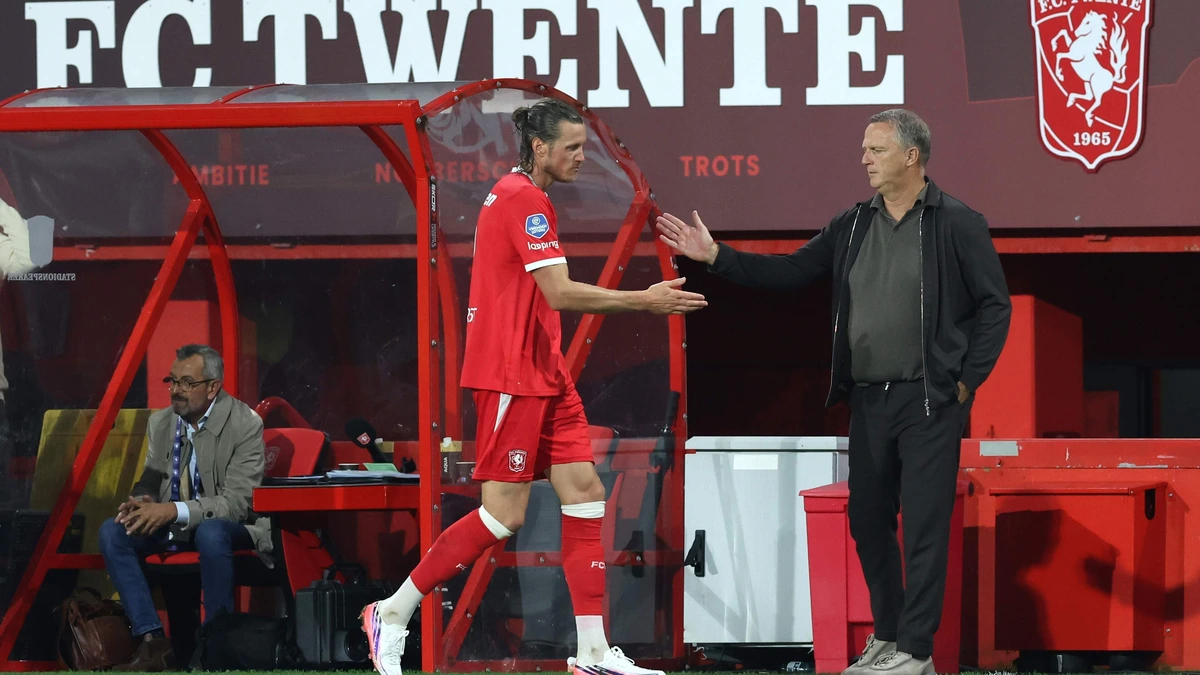 John van den Brom benadrukt na weer een zwak optreden dat Wout Weghorst zijn eerste keuze voor de spits blijft