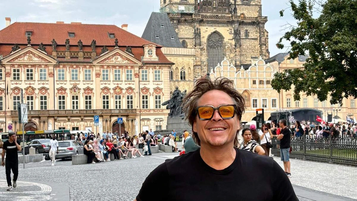 Kunstenaar Bram Reijnders zit niet stil: zijn Mister Positivo siert het gazon voor paleis Soestdijk