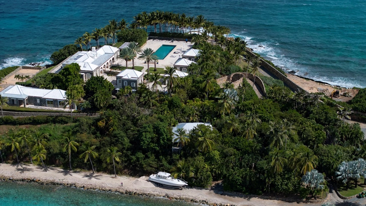 Jeffrey Epstein: Influencer pilgern trotz Verbot und Klagen zu Insel Little St. James