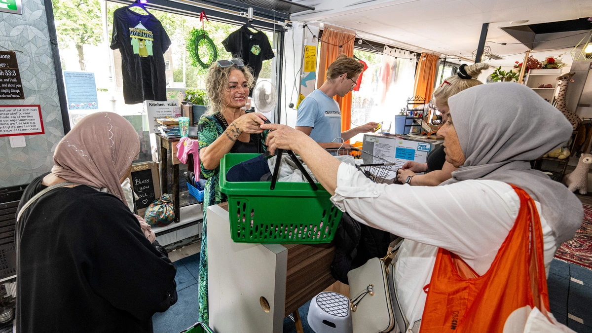 In deze winkel in Amsterdam is geld niet nodig: ’Zo maken we de wereld mooier’