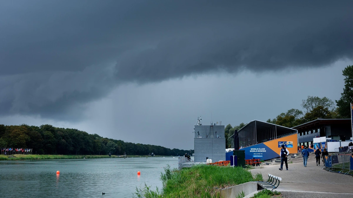 Noodweer legt WK-roeien op Bosbaan in Amsterdamse Bos stil