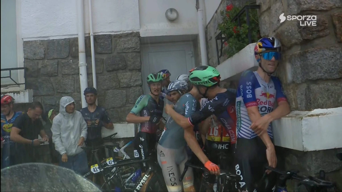 LIVE Vuelta | Rit geneutraliseerd na ongekend hondenweer: bibberende renners schuilen voor hagelstenen