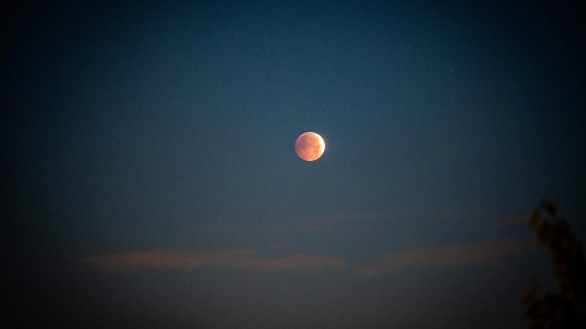 Oranje gloed aan de hemel: maansverduistering levert prachtige beelden op