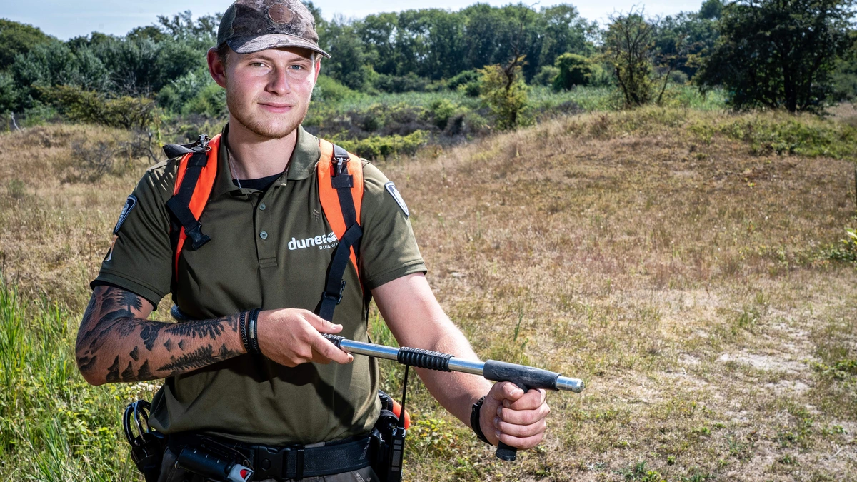 Duinwachter Rick (22) staat in kurkdroge natuur op scherp:  ’We zijn streng, want 90 procent van de branden ontstaat door menselijk handelen’