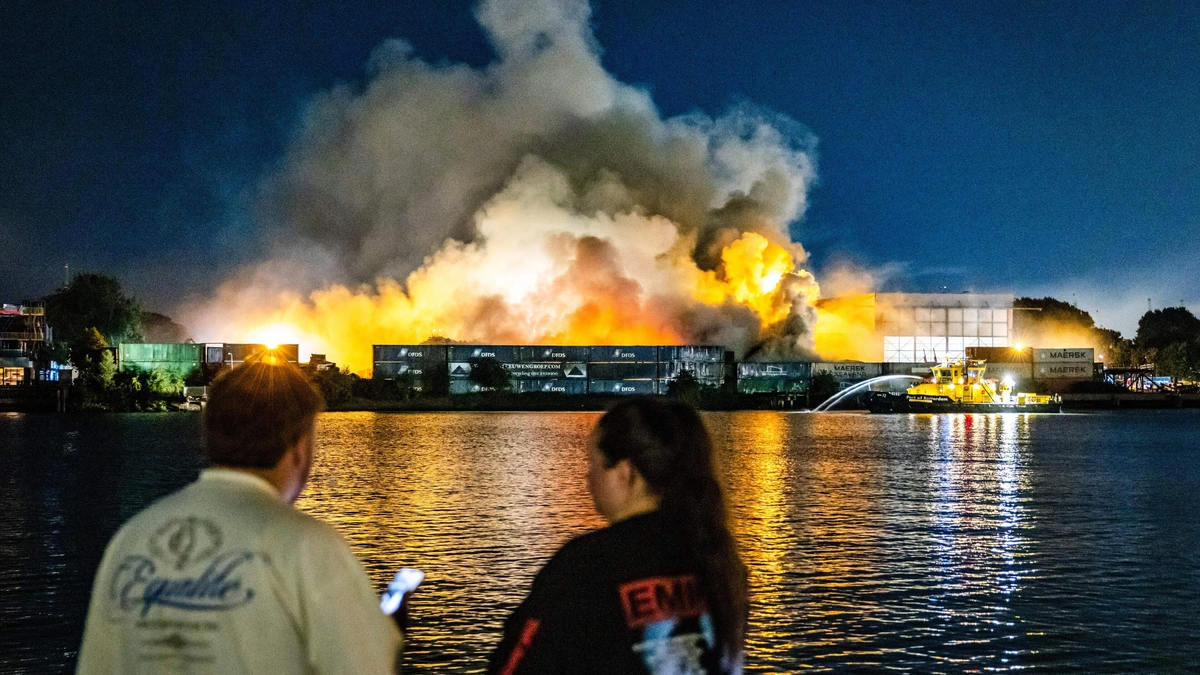 Grote brand in Rotterdam zorgt voor veel rookoverlast, verkeer staat vast