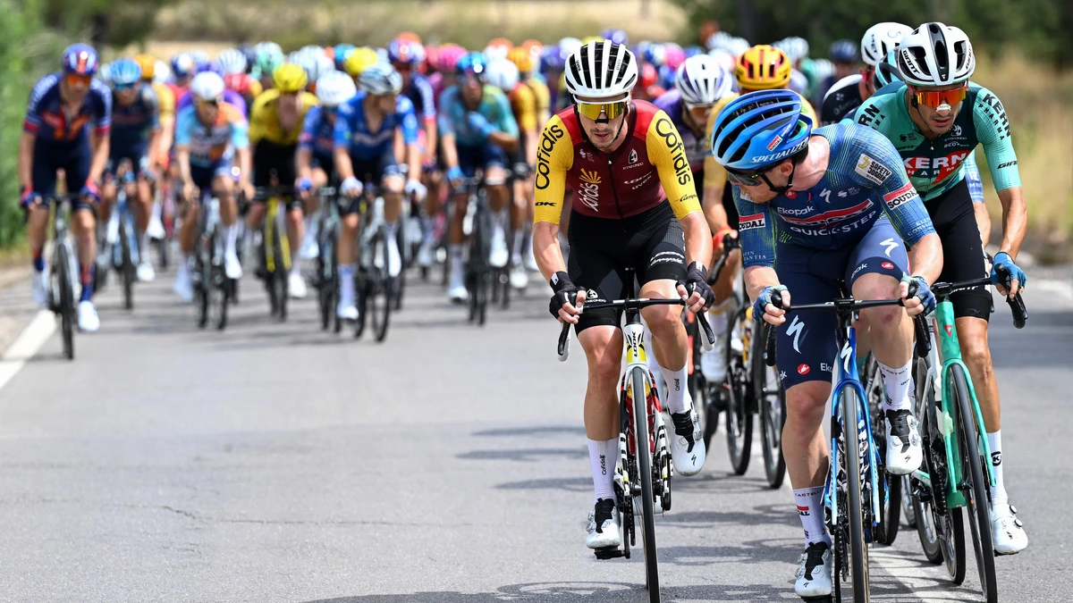 LIVE Vuelta | minuut stilte voor overleden koning Harald, klimmers weer aan zet in zevende rit
