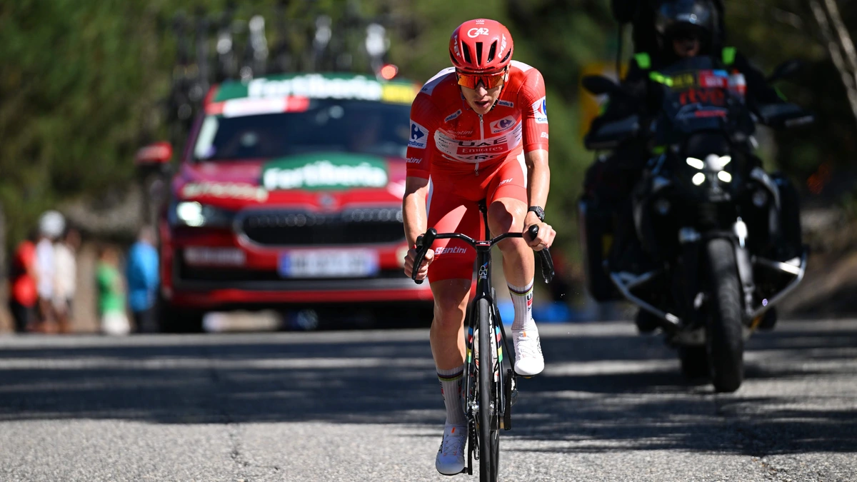 Onstuitbare Tadej Pogacar rijdt na monstersolo concurrentie op een hoop in vierde rit en zet Vuelta nu al naar zijn hand