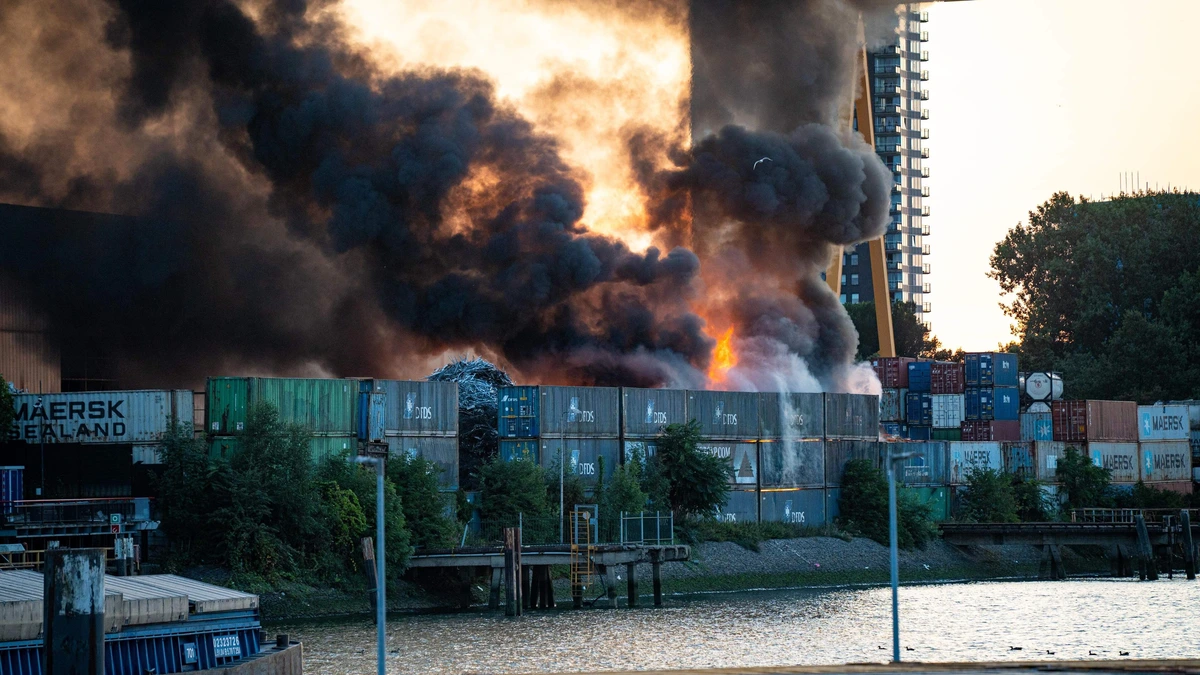 Bouwafval in brand in Rotterdam-Zuid, NL-Alert verstuurd