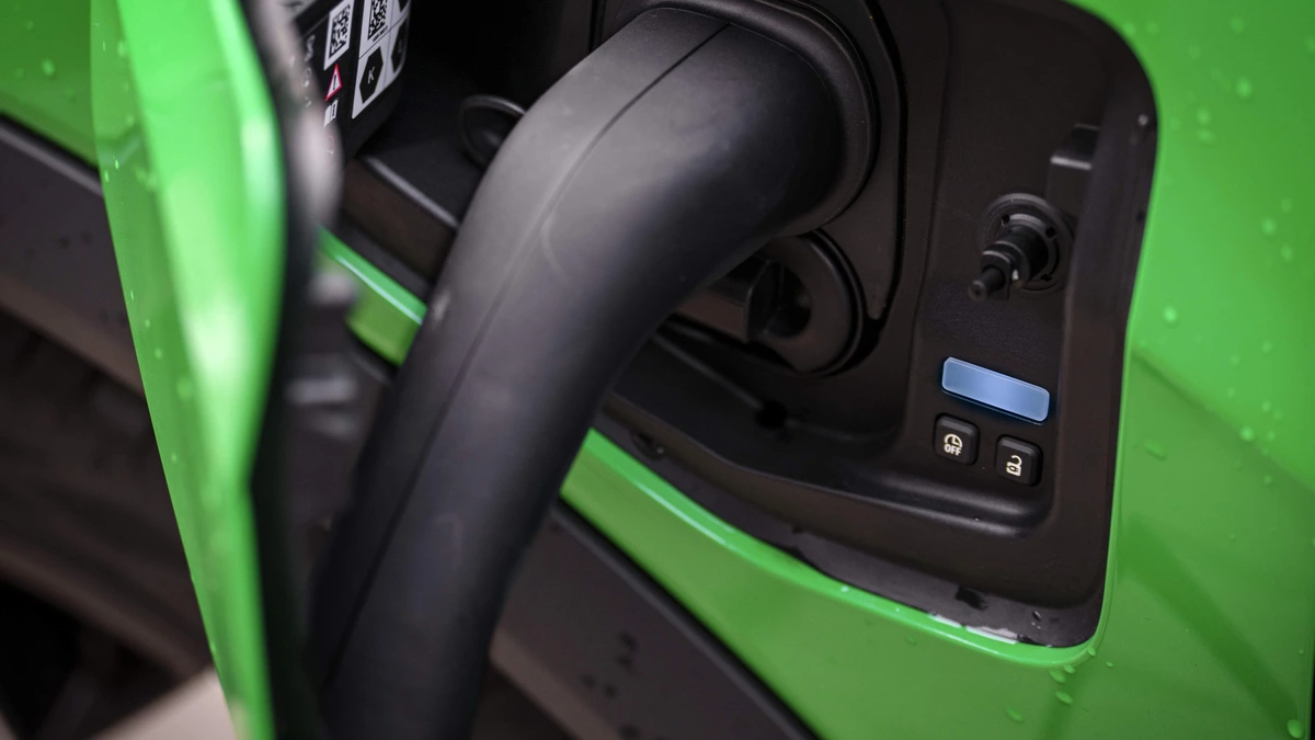 Waarom je elektrische auto niet via stopcontact moet opladen: tot kwart van de stroom verdwijnt