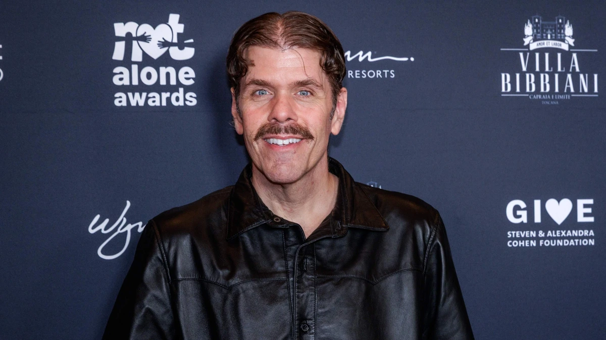 Perez Hilton (48) nog altijd in ziekenhuis in afwachting van operatie: ’Toestand ernstig maar stabiel’