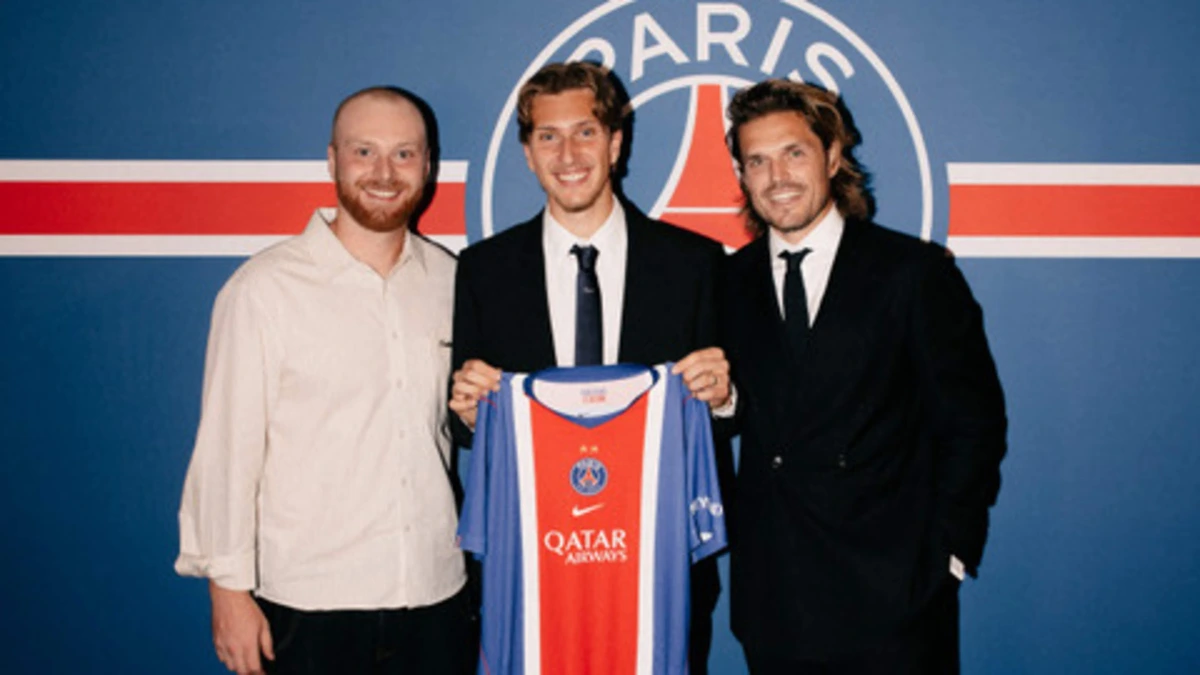 Van Ajax naar PSG: hoe Mika Godts (21) na jaren voorbereiding zijn droomtransfer maakte